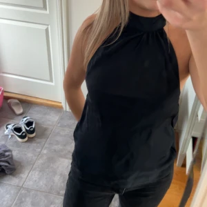 Topp från bikbok i satin  - Jätte fin topp i satin från bikbok med halterneck 