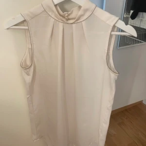 Blus - Jättefin blus skriv om du har frågor💗