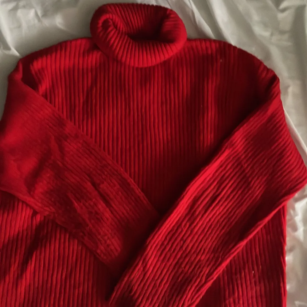 En fin stickad tröja från hm i fint skick. Använt en gång. Strl S och röd. Väldigt fin till julen . Stickat.