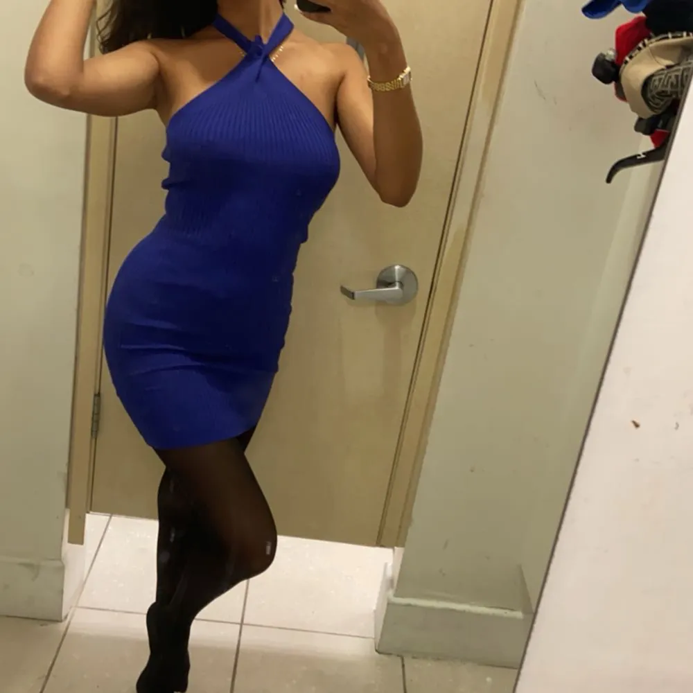 En fin blå klänning som används en gång. Måste säljas pga för viktuppgång . Klänningar.