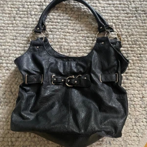 Stor svart handväska - En jättetrendig handväska som får plats med allt! Perfekt skolväska