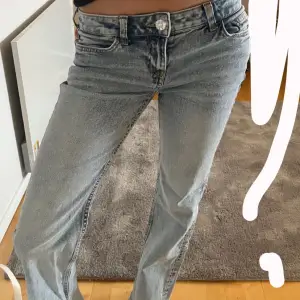 Bootcut och lowwaist jeans från hm. Köpa för 2 år sen utomlands men har bara använts 2 gånger. Super bra skick❤️