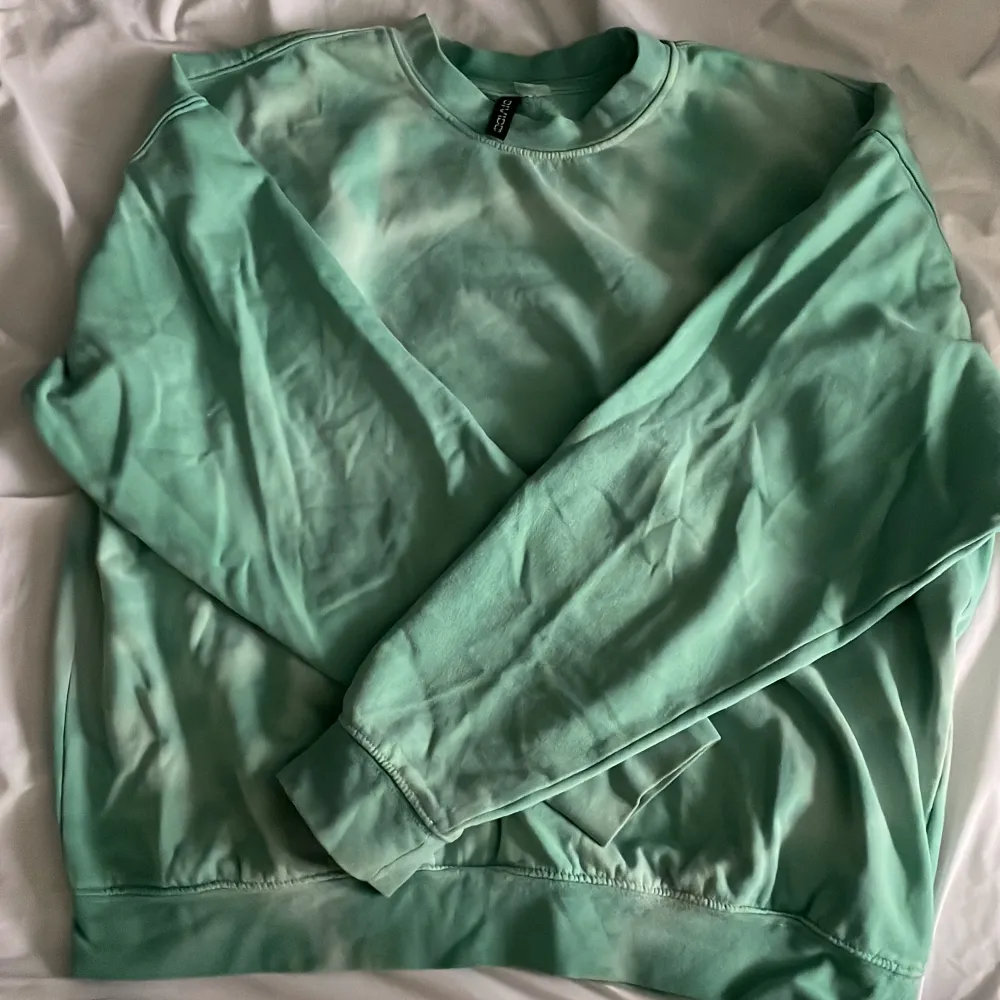 En fin grön tröja med ett fint hjärt mönster på i strl S. Fint skick. Hoodies.
