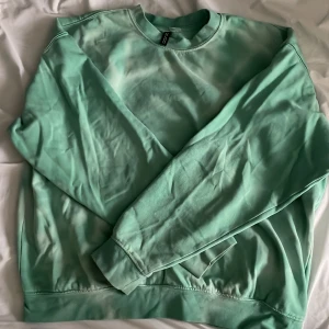 Hoodie grön - En fin grön tröja med ett fint hjärt mönster på i strl S. Fint skick
