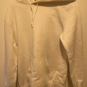 Vit hoodie - Vit hoodie, storlek S, lite smutsig där vid kragen, men går att tvätta bort, i bra skick, skriv för mer information, 