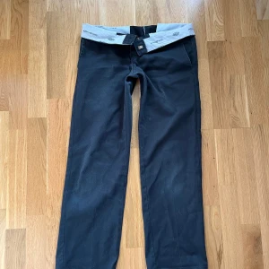 Svarta dickies - Väl använda men i bra skick! Säljer pga för små:/ midja: 40cm Ytterben: 95cm Innerben: 75cm
