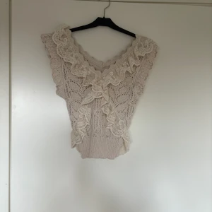 Stickad tröja från Zara - Jag säljer en beige stickad tröja från Zara. Passar perfekt till alla tillfällen, använd fåtal gånger, väldigt fint skick.