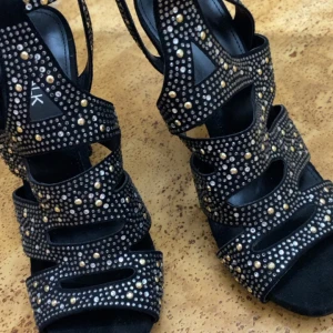 Catwalk klackar  - Catwalk klackar endast testat jättefin i verkligheten säljer den för 300kr storlek 40 passar också 39 skriv om ni vill se mer bilder 