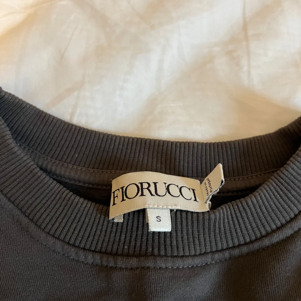 Mysig sweatshirt från fiorucci. Strl S men sitter lite oversized så passar även M 💕. Tröjor & Koftor.