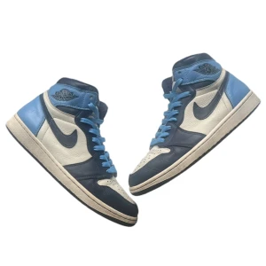 Jordan 1 high obsidian  - Jordan 1 high obsidian 🦋Storlek 43 ⚡️Bra skick 🍀Originalboxen, kvitto och extra skosnören tillkommer 💯Nypris 6000kr 🧸Kan frakta eller mötas upp i Stockholm 📦Pris kan diskuteras vid snabb affär ⭐️