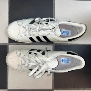 Adidas superstar - Adidas superstar = en toppenbra vårsko!!!!! Har används väldigt få gånger.