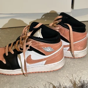 Air Jordan Nike skor - Jättefina Jordan’s som är tyvärr för små för mig :(. Är i jättefint skick och ni kan gärna kontakta mig om ni har frågor kring skorna eller vill diskutera priset! :D 