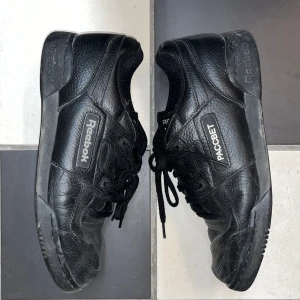 Reebok x gosha rubchinskiy - Schyssta svarta sneakers, slitna inuti ! Men okej utanpå! Är äkta men billiga pga slitna inuti. Kan skicka fler bilder om du ber snällt