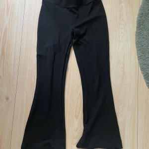 Vida byxor - Vida byxor från gina tricot, storlek M. Mycket sköna och stretchiga! Medelhög midja samt kortade (var tall från början) så går till anklarna på mig som är 169 cm. Fint skick.