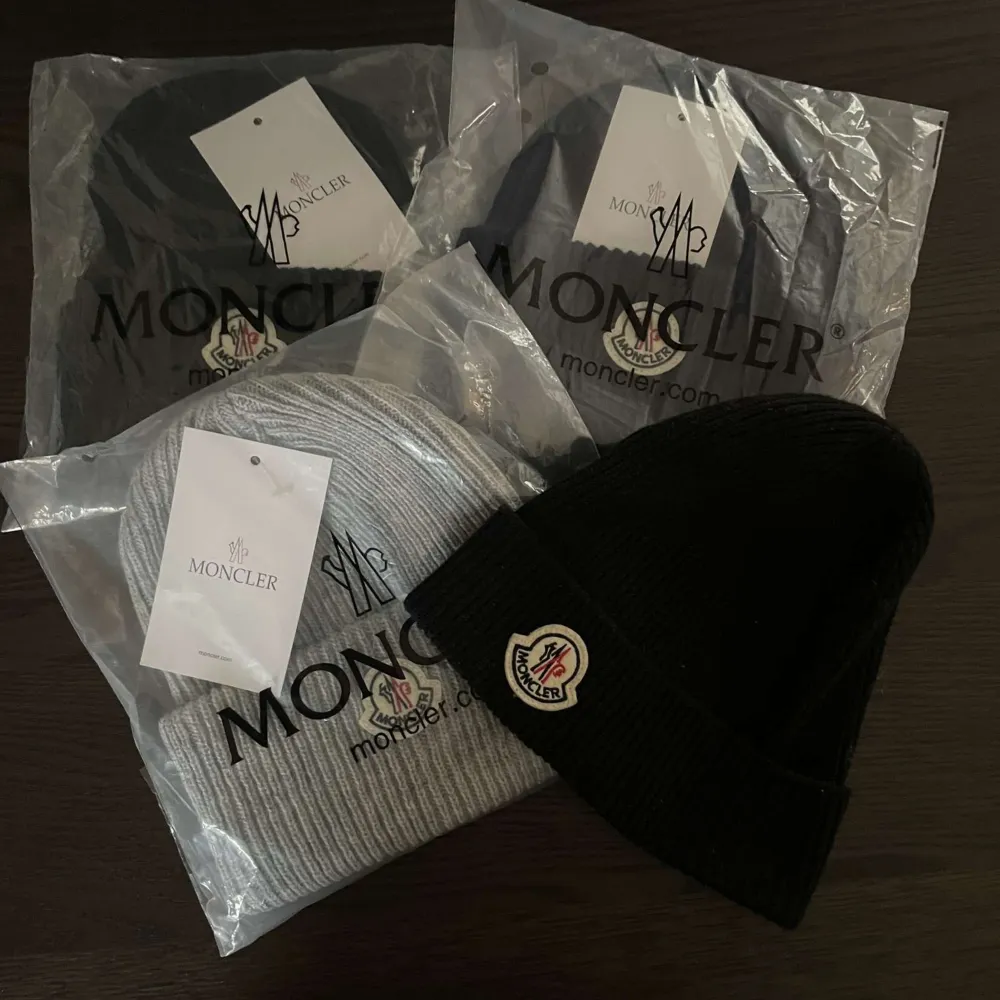 Dessa mössor i tre olika färger är i toppkvalitet och sitter riktigt fint på huvudet, endast 120kr per mössa!  Tiktok @moncleruniverse Instagram @moncleruniverse. Accessoarer.