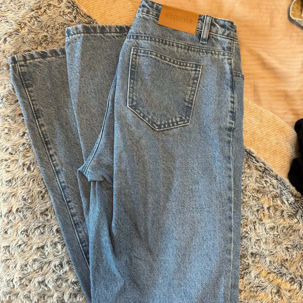 Helt nya jeans med slits nertill på båda benen och lös passform! Från Missguided. Jeans & Byxor.