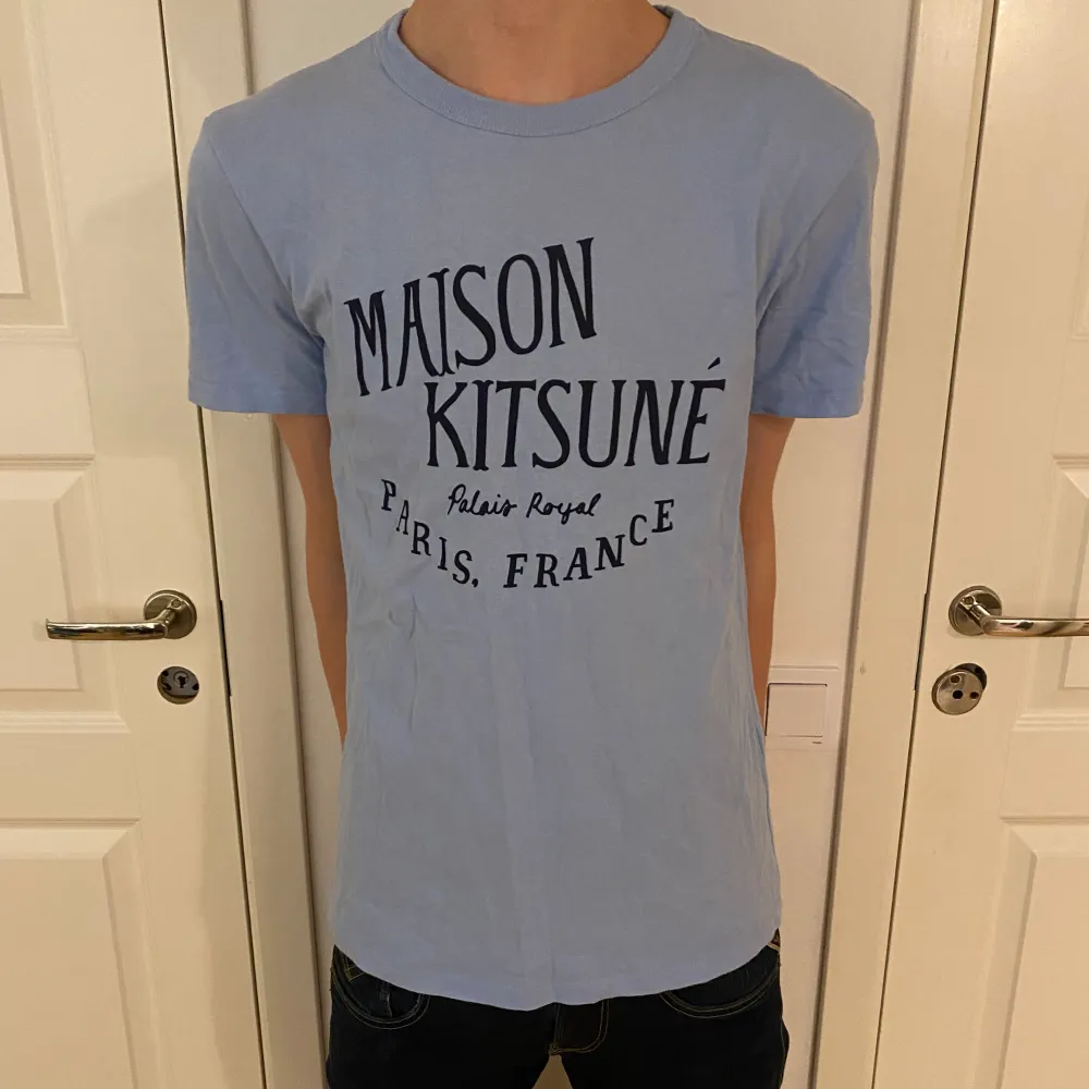 En otroligt fet T-shirt från märket ”maison kitsuné”. Storlek S men passar M. 9/10 skick. Pris går att diskutera.. T-shirts.