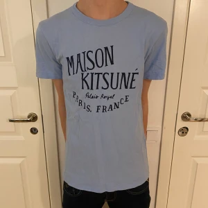 Maison kitsuné T-shirt  - En otroligt fet T-shirt från märket ”maison kitsuné”. Storlek S men passar M. 9/10 skick. Pris går att diskutera.