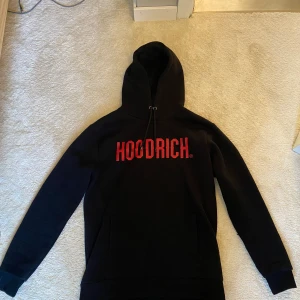 Hoodrich Dress - Säljer denna hoodrich dress i bra skick. Den är endast använd några gånger. Storlek S i både huvtröja och byxor.
