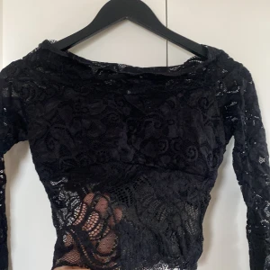 Spets Off-shoulder tröja - Off-shoulder tröja i spets, inbyggd ”behå”/ pads Använd 1 gång, kommer inte till användning  Nyskick