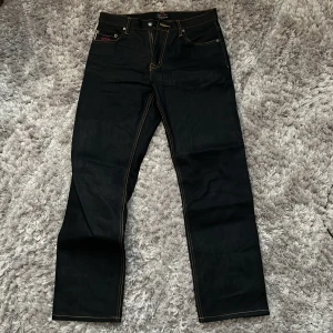 Japansk Selvedge Denim Mörk Blåa Jeans  - Second hand selvedge denim jeans dem är riktigt bra men har blivit för små för mig. Vet inte märket storlek: W33 L32 Den har en snygg embroderad design i lila där bak på en drake, de är ett par japanska jeans. Nästan oanvända, perfekt skick Mvh Sebbe