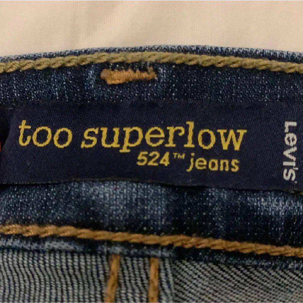 Säljder dessa levis jeans som är super strechiga o snygga! Skriv vid intresse eller frågor 💓. Jeans & Byxor.