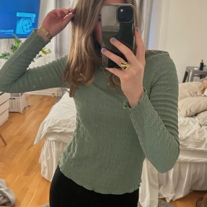 Vero Moda tröja - Fin tröja som passar bra både till vardag och till fest. Endast använd en gång så i nyskick 💕