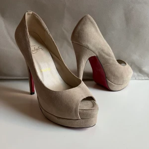 Beige skinn skor med röd klack  - Knappt använda endast en gång 