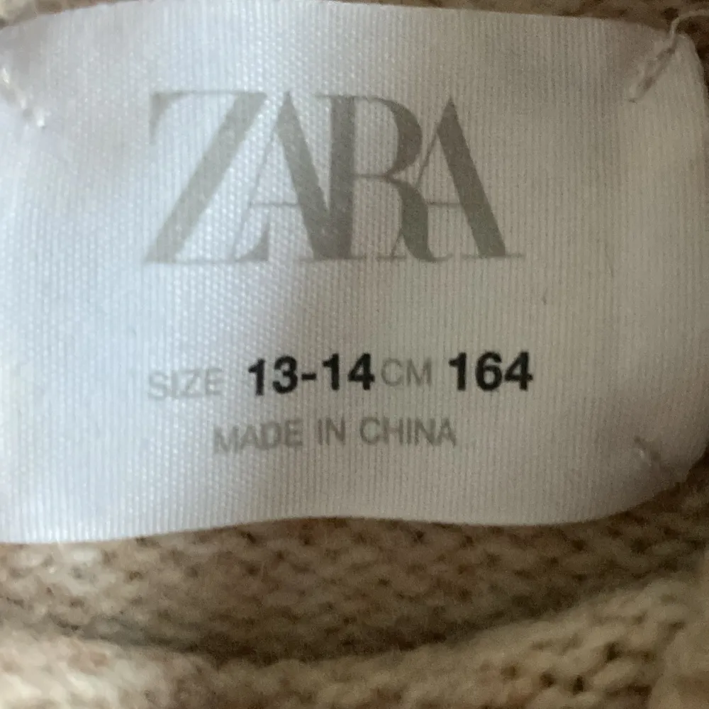 Snygg tröja ifrån Zara! Är i storlek 152cm, har en liten krage upp vid halsen. Bara andvänt ett fåtal gånger. Kostar 45kr+ frakt. Stickat.