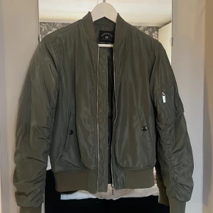 Bomberjacka från Crocker strl XXS - Tuff militärgrön bomberjacka från Crocker i storlek XXS men passar även XS 💚 I princip oanvänd!