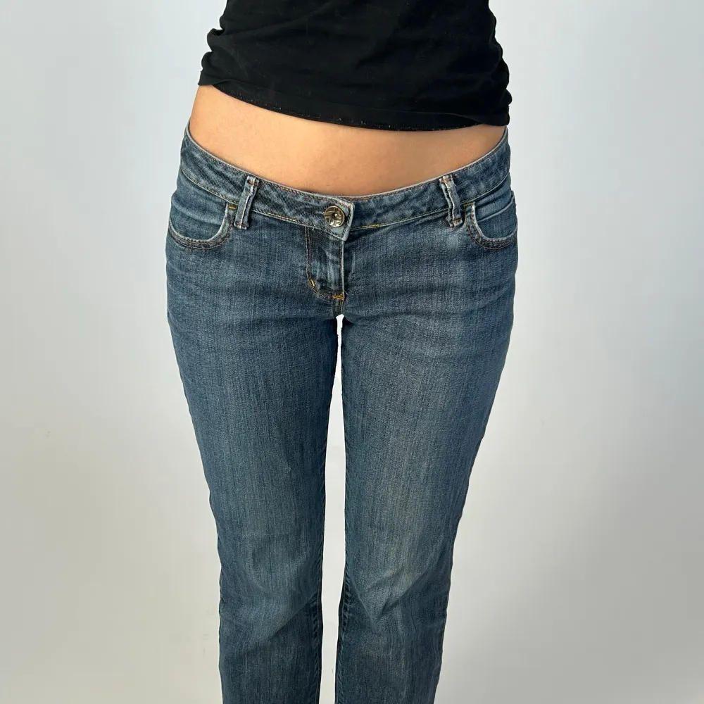 Lågmidjade jeans från Miss Sixty. 38 cm midja 77 cm innerbenslängd. Jeans & Byxor.