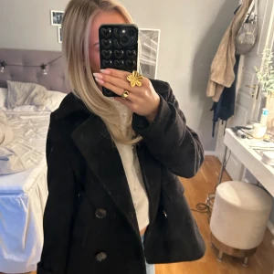 Svart kappa  - En jättefin svart kappa från H&M, använd men fortfarande i bra skick! Skriv privat för fler bilder. 