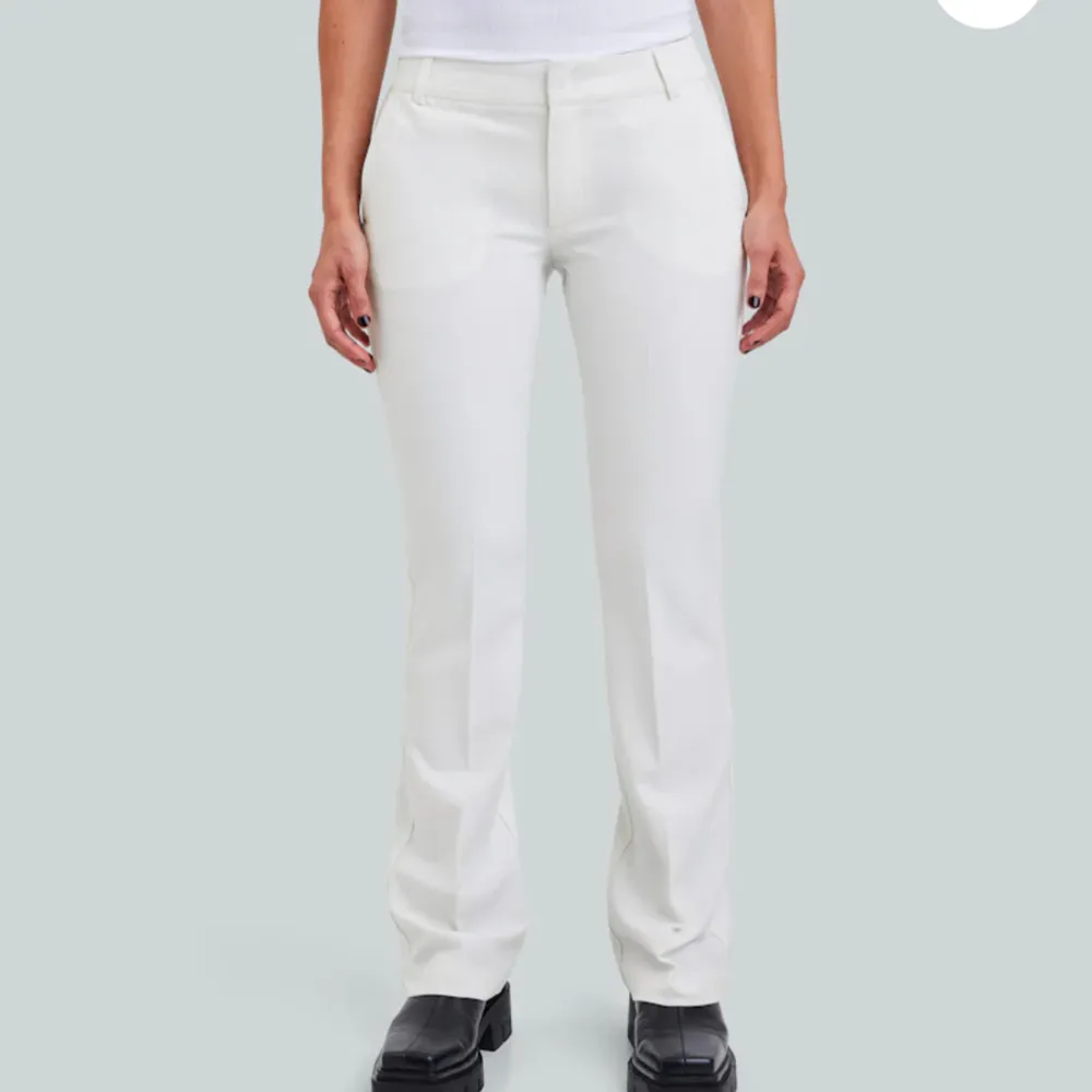 Säljer mina vita kostymbyxor från Bikbok, modell Vera lågmidjade.  Endast Använd 1 gång då jag köpte en storlek för liten:(  Eftersom dem är lite små för mig har jag inte med egna bilder i annonsen, men jag skickar gärna fler bilder Buda gärna . Jeans & Byxor.