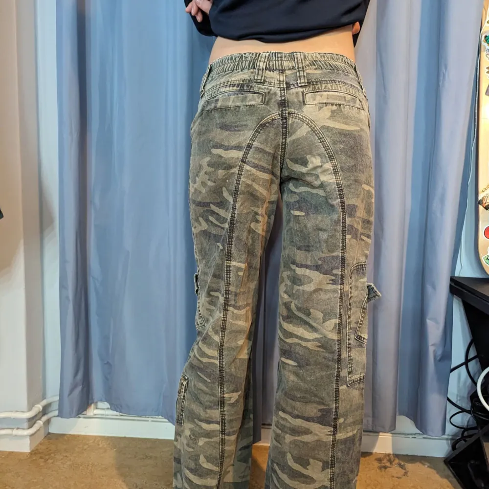 Jätte fina camoflaugebyxor från urban outfitters, säljer då dem knappt kommer till andvändning, skriv vid frågor.🙌😊 nypris:700kr. Jeans & Byxor.