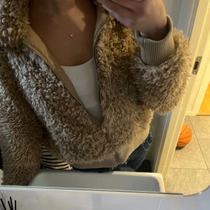 Vårjacka - mysig teddy jacka, perfekt till våren. Säljer då jag har en liknande 💞💞