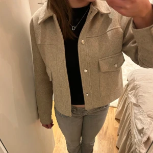 Kort kappa - Superfin kappa från zara i jättebra skick, storlek s men sitter mer som en xs, perfekt till våren/sommaren💕