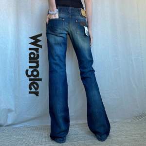 Vintage 2000s deadstock lowrise Wrangler jeans, bootcut stl W27 L34 (jag är 172). Så fin wash och alldrig annvända (etiketten som finns på första bilden har dock trillat av men plastbiten till den finns kvar) 