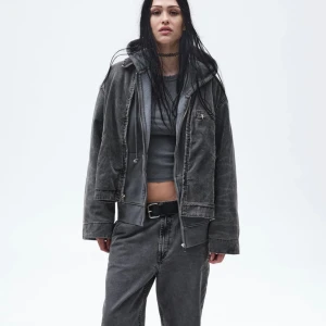 Jeansjacka - Intressekoll på denna slutsålda jacka från Zara som passar perfekt till våren. Helt oanvänd med prislapp kvar.