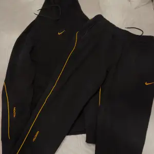 Nike x NOCTA Tracksuit  Köpte den för 3000 kr, säljer den nu för 800 då den inte används längre.  Storlek: XL (passar L då den är slimfit)  Pris kan diskuteras vid snabb affär.