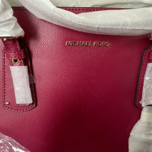 Michael Kors Tote Voyager  - Michael Kors Tote Voyager i färgen Berry. Ouppackad. 