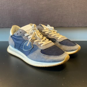 Philipe Model Skor - Hej! Säljer nu mina skor från märket Philipe Model , Storlek 41 fint skick. Tveka inte på att höra av dig om du har frågor eller funderingar kring varan! 