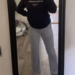 Grå Juicybyxor - Säljer mina grå juicybyxor för att jag köpt fel storlek, endast använda ett fåtal gånger! 