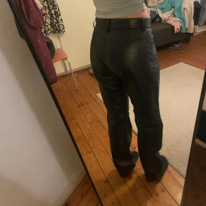 Skinnbyxor - Skinnbyxor köpta secondhand, materialet är tjockt/ varmt och dem är mid/ highwaisted. Pris kan diskuteras!