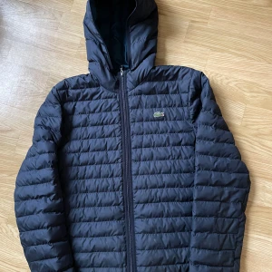 Lacoste Jacka - Lacoste jacka, storlek XS (FR 44), bra skick, några små defekter och några fläckar (skriv för fler bilder), kostar ny 2000kr +,