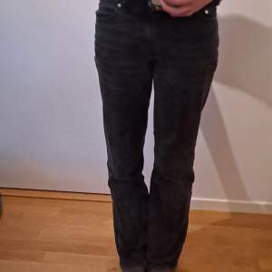 Säljer dessa skitsnygga svarta jeansen!💕Dessa är lågmidjade och raka i modellen 😍De har inga defekter och är använda ett tiotal gånger.  Jag är 172,5 och de är lite korta för mig så jag rekomenderar att vara någon cm kortare än det🥰