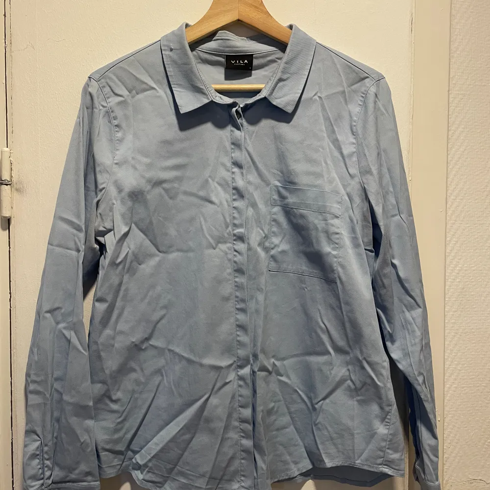 Ljusblå skjorta från Vila i stl L. Skjortor.