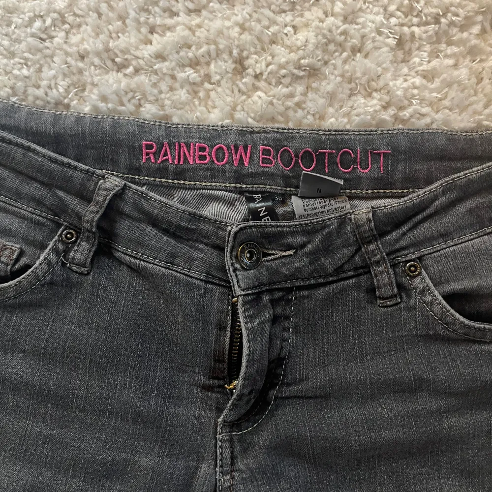 Vintage Low waist bootcut jeans från märket Rainbow. Fina jeans i bra skick. Säljer pga att dom inte kommer till användning. Jag köpte dom nya för ca 900kr. Skriv gärna ifall du har fler frågor och funderingar ❤️. Jeans & Byxor.