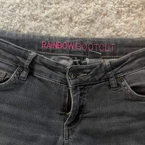 Vintage Low waist bootcut jeans från märket Rainbow. Fina jeans i bra skick. Säljer pga att dom inte kommer till användning. Jag köpte dom nya för ca 900kr. Skriv gärna ifall du har fler frågor och funderingar ❤️