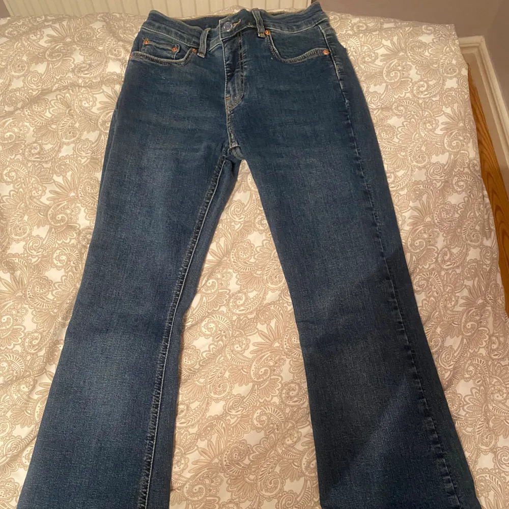 Säljer dessa snygga och sköna jeansen från Gina tricot. I stl 34. Knappt använda och är som nya, inga defekter.Stretchigt matrial. Hör av dig om du har frågor💕. Jeans & Byxor.