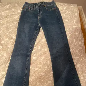 Säljer dessa snygga och sköna jeansen från Gina tricot. I stl 34. Knappt använda och är som nya, inga defekter.Stretchigt matrial. Hör av dig om du har frågor💕